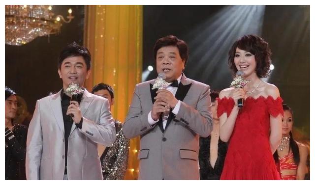 王冠|“美女主持”王冠：和曹可凡传绯闻，被母亲催婚，39岁仍单身