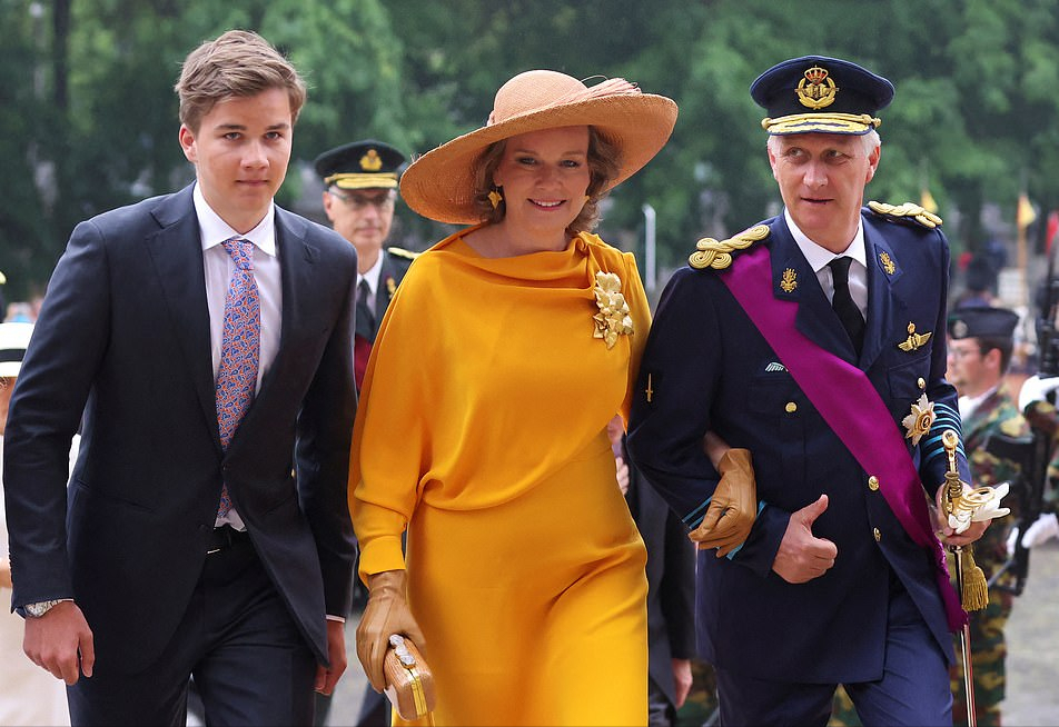 被20岁的比利时公主美到了！穿露肩红裙闪耀庆典，不愧是未来女王