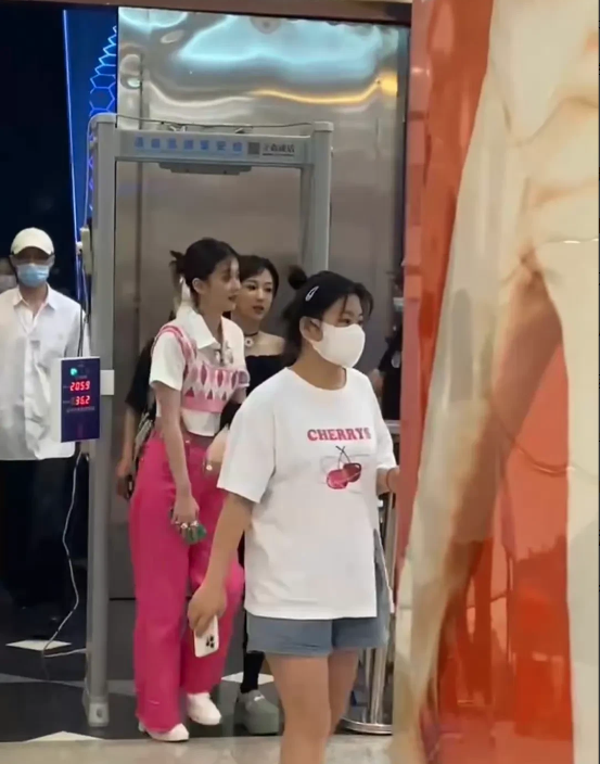 乔欣 杨紫登上热搜，这变化太大了！几乎从头到脚，都焕然一新，却被网友调侃：得罪发型师了吧，风头都被乔欣抢走了