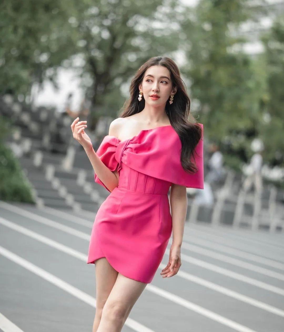 豪门明星|泰国女星Bella现身活动现场 与帅气老挝富豪合影引热议