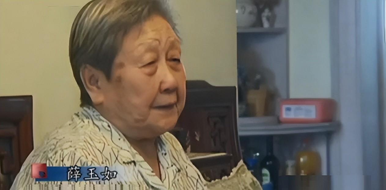 强势大爷伙同儿子转移妻子拆迁款,九十岁高龄闹上法庭要离婚