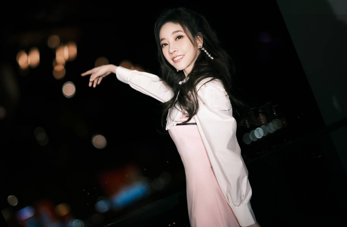 明星素颜|冯提莫伪素颜妆太绝了!妈生好皮让人羡慕,五官更是超精致