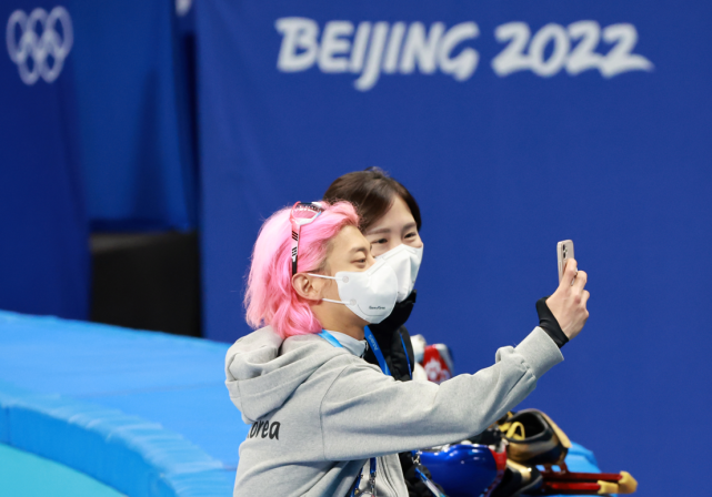 韩国队|韩国运动员享受冬奥村生活 开心自拍合影