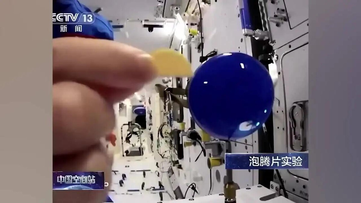 中国航天员做实验,水未飞出杯子,国外质疑地面摆拍,真相如何?
