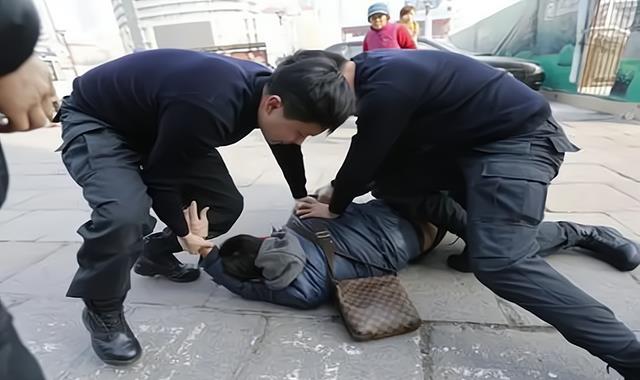 案例:黑龙江和蔼校车司机变身恐怖强奸犯,奸淫幼女无法无天
