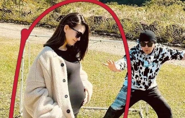 the one and only|昆凌正式官宣怀3胎!周杰伦大方晒老婆孕肚,目测已有5个月