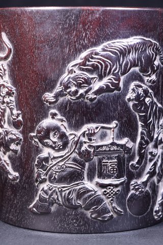文房|回流：老紫檀木雕“虎虎生威”文房笔筒。