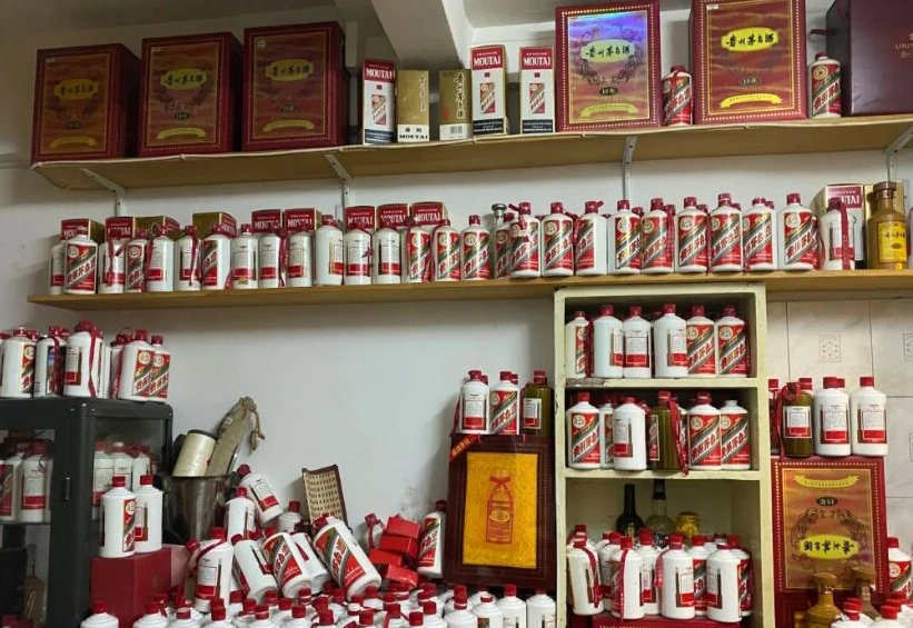 不可思议！农村75岁老头，家里竟有“1面墙”茅台，到底咋回事？