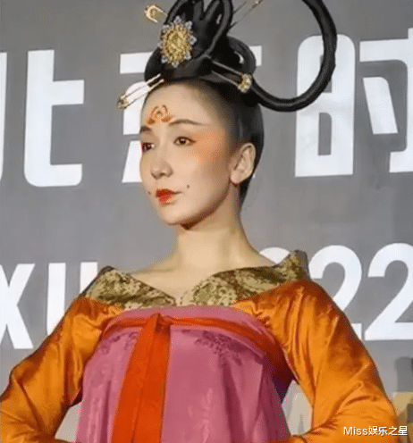 娄艺潇|走红毯转圈圈，被虞书欣气哭，被孟子义淘汰，娄艺潇如今无戏可拍