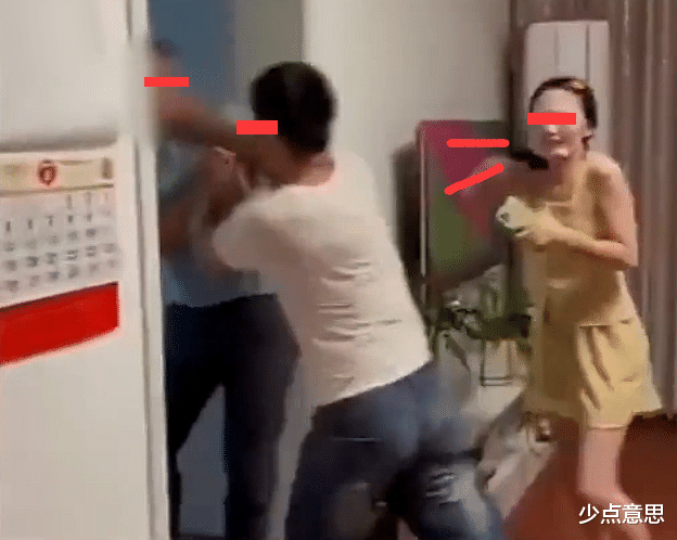 男子假扮物业破门而入,发现妻子带男人回家,果然和邻居说的一样