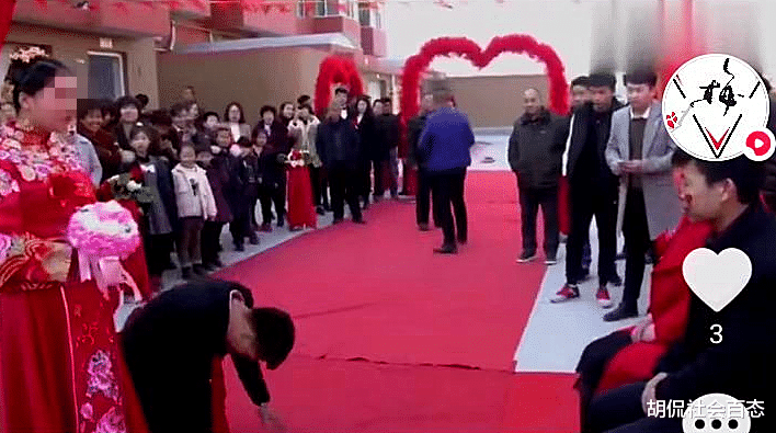 女子新婚,女子姐姐阻止女子拜公婆,姐姐:他们不是咱爸妈,不拜