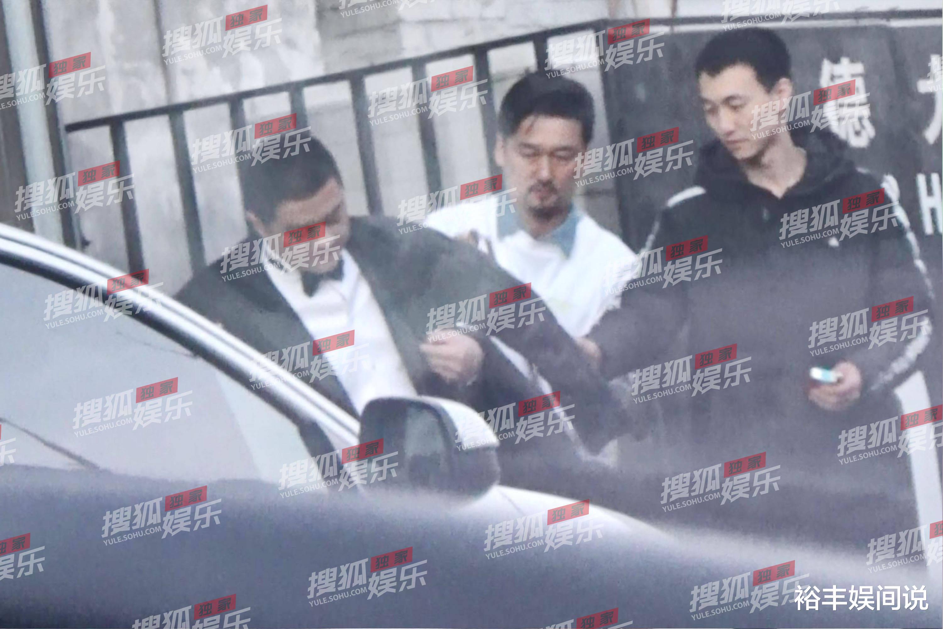 李亚鹏|李亚鹏好事将近？疑似携小19岁女友拍婚纱照，穿西服打领结戴戒指