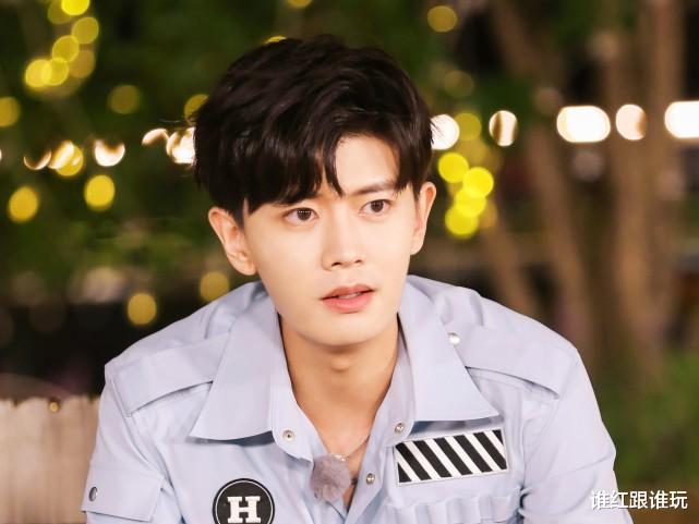 暮色心约|《暮色心约》拍摄现场，粉丝围堵拍照，任嘉伦双手叉腰一脸无奈！