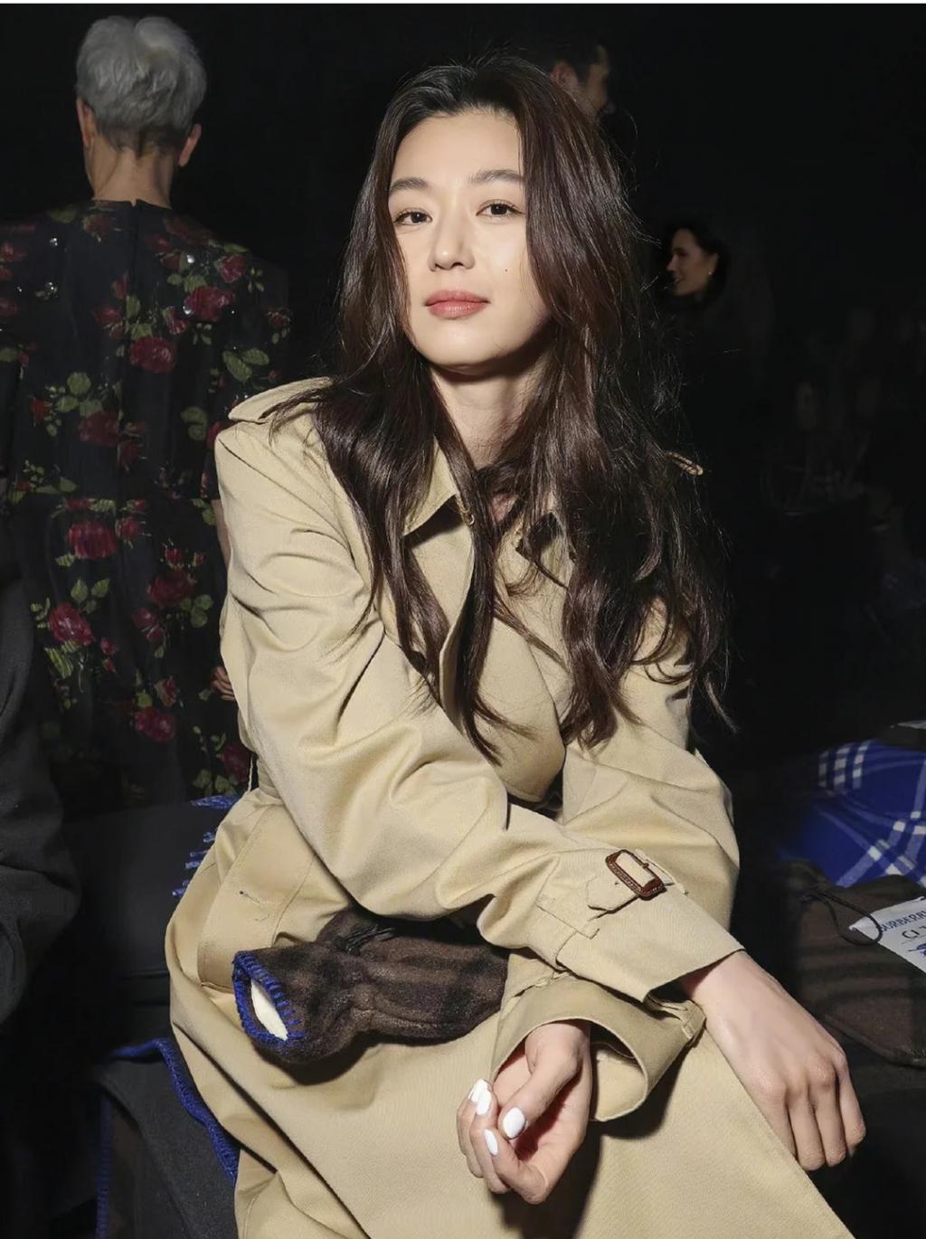 全智贤|42岁全智贤遭长枪短炮围堵！淡定走秀气场强，头发凌乱魅力不减