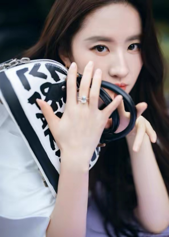 衬衫|刘亦菲演绎职场风太高级!穿蝴蝶袖衬衫配黑色半裙,优雅又显干练