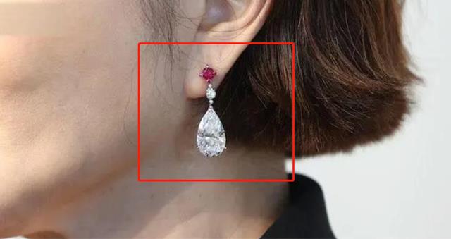 关之琳|关之琳戴4500万钻石现身，西服黑丝太性感，拍卖超亿元宝贝做慈善