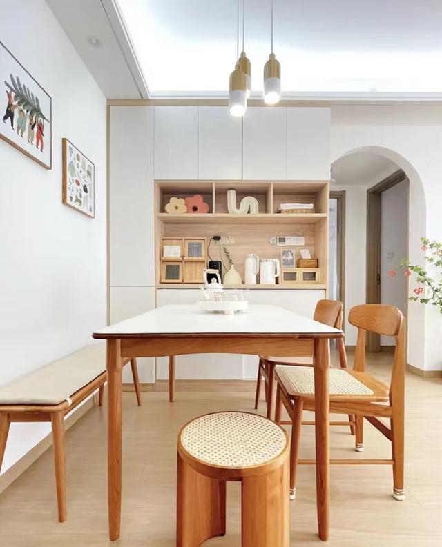 年轻夫妇拒绝“过度装修”,把75小家装修得堪称教科书,超有品味