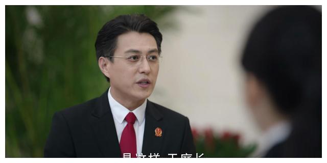 《底线》才上线2天,便连续拿下了 8次冠军,靳东这次有2大变化
