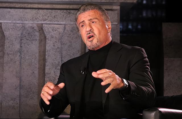 阿黛尔|阿黛尔与男友赛场看球，看男友眼神痴迷，上周两人搬进3.9亿豪宅