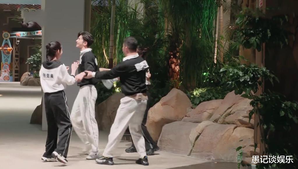 王鹤棣|蔡徐坤拍手恭喜“坏人”获胜，被撕后潇洒离场，网友：好有气度