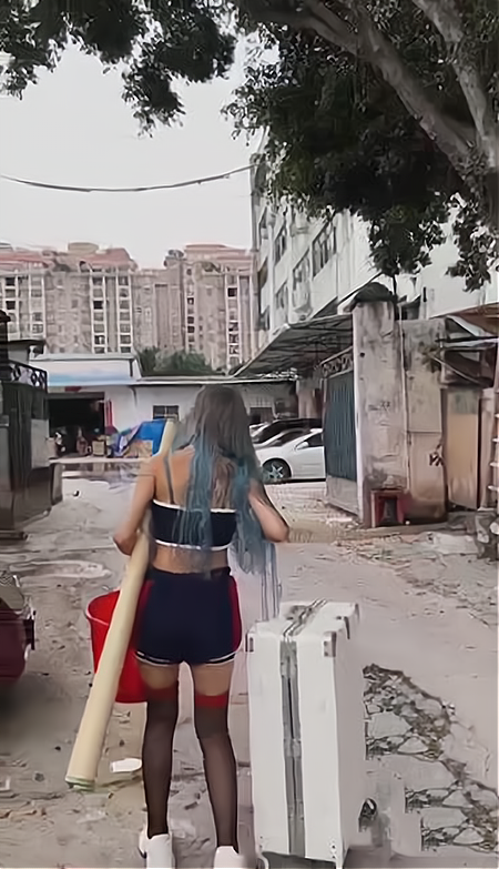 广东:女子每天提桶假装找工作,自称四处碰壁,腿上有纹身遭质疑