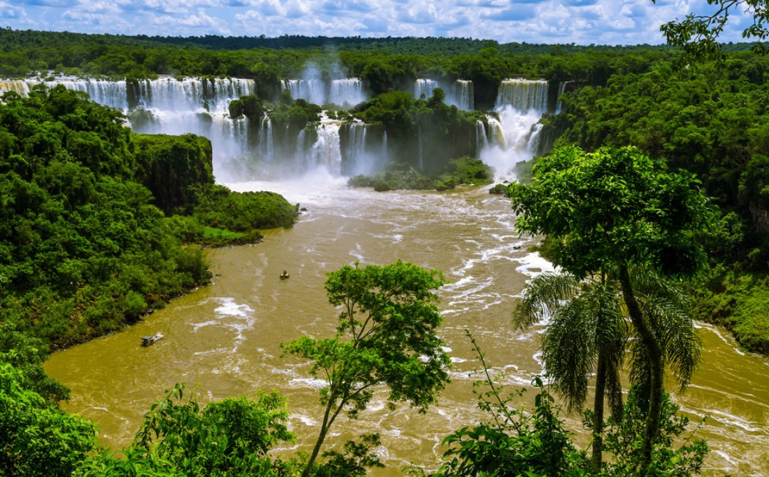 |魔鬼之喉,是伊瓜苏瀑布在一个转弯处形成的漏斗型奇观,又窄又长