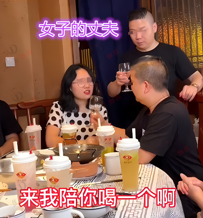 干得漂亮!妻子参加聚会和男同学喝交杯酒,丈夫当众泼男同学一脸