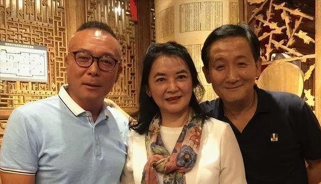 谢园|谢园：二婚娶小17岁爱妻，61岁离世时无儿无女，如今爱妻怎么样？