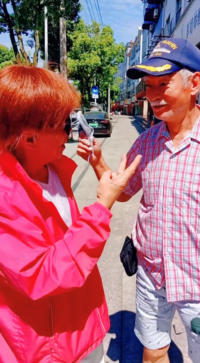 高雄|75岁高雄现身成都！与梁小龙3年未见路边偶遇，相约吃饭激动难掩