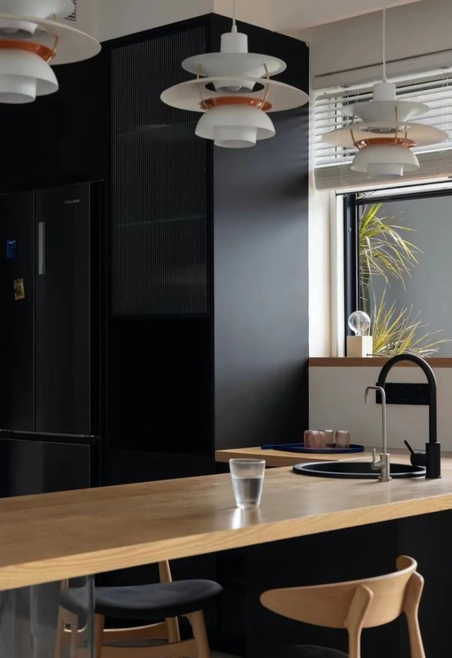 141㎡居然把阳台做成吧台,满满人间烟火气