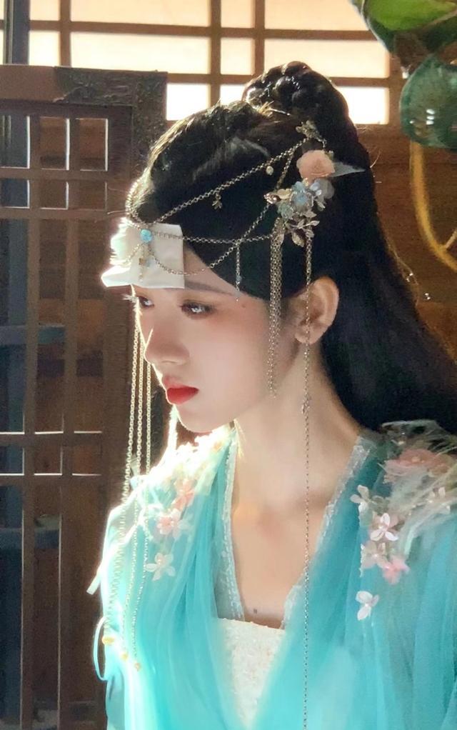 鞠婧祎|鞠婧祎《花戎》片场花絮照，网友焦点不在妆容却在发量上