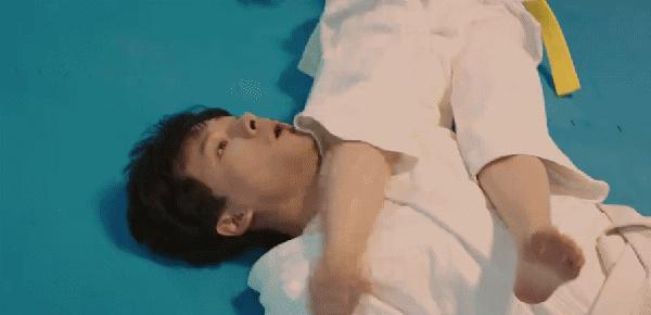 袁歌|《我们的当打之年》：开局狗血，人设内容悬浮烂俗