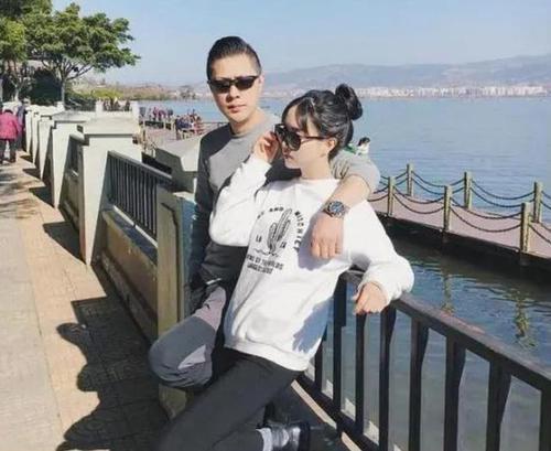 冻龄|“冻龄爸爸”火了，与女儿相差25岁像情侣，女儿澄清：这是我爸