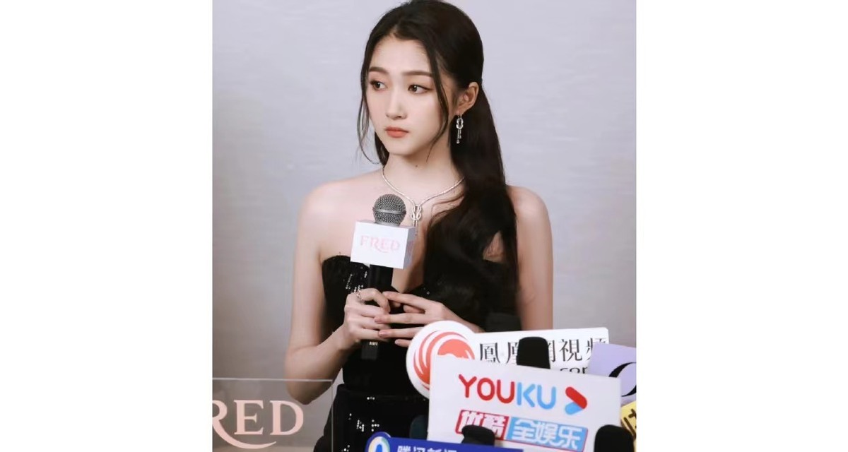 关晓彤|关晓彤最新妆造!穿黑色礼服变千金大小姐,出席活动怼脸拍都超美