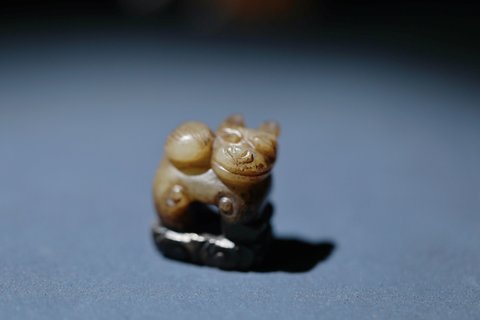 |清代和田玉云上兽方形坠