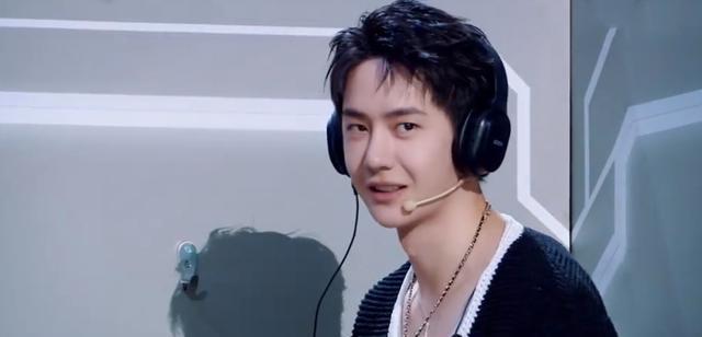 王一博|《这就是街舞5》大联欢气氛燃起,王一博兼职MC游戏环节太耿直