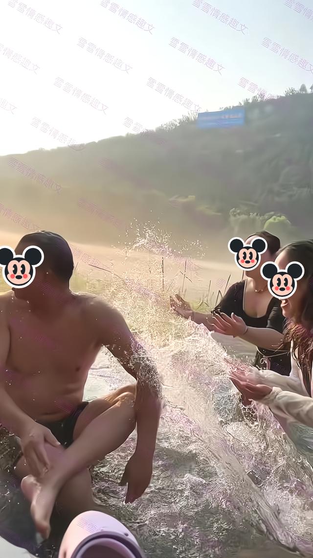 两女子朝一男子身上泼水,男子后悔:以后再也不跟你们一起游泳了
