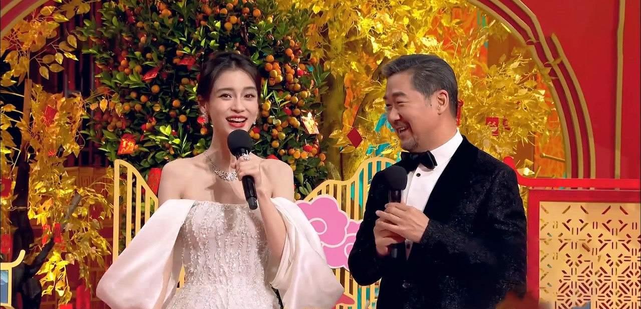 春晚|Baby戴百万珠宝主持春晚！脖子上一根项链70万，精神状态满分