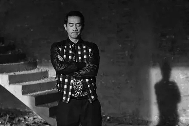 |陈小春：用尽毕生找不回被3000元卖掉的亲弟弟，身价上亿又有何用