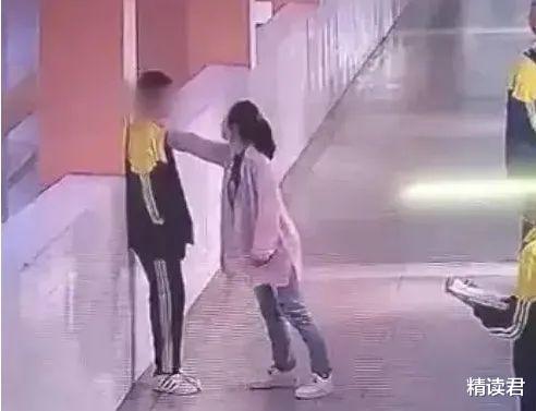 那个“14岁男孩被扇耳光跳楼”的当事母亲,现在怎么样了?