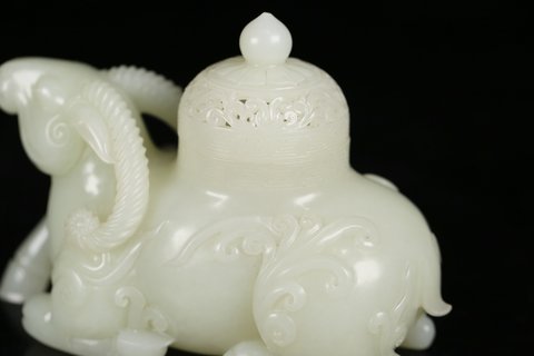 |旧藏 晚清和田玉羊香薰摆件