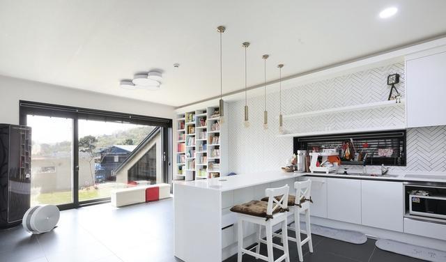 打拼30年，奖励一套337别墅，门前超大院子好享受，退休生活惬意