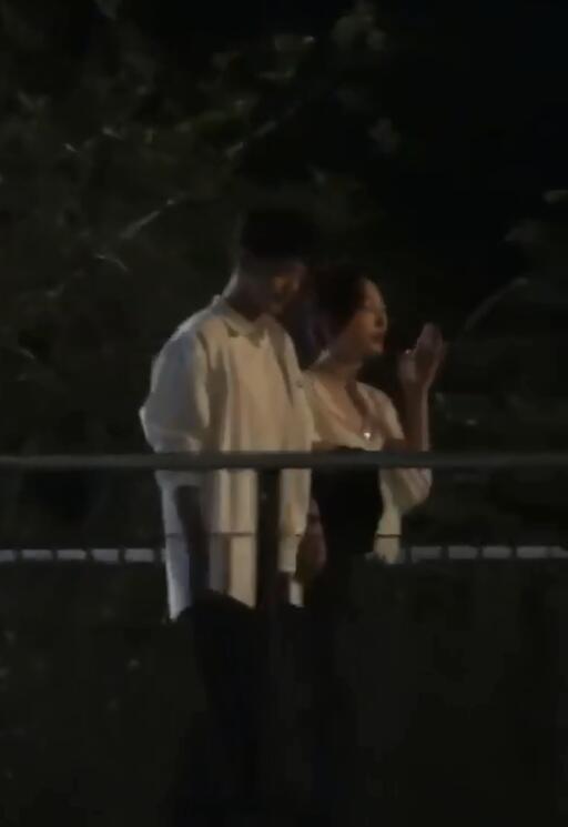 肖战|《骄阳》首曝肖战白百何同框，酒后散步有CP感，她的白衬衣开好低