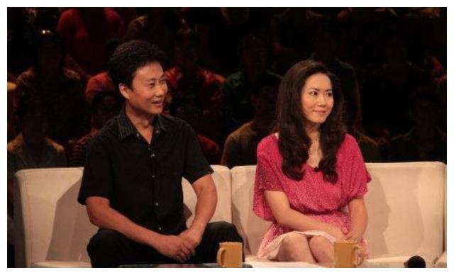 |耿为华：宠妻15年被抛弃，离婚当天与女儿抱头痛哭，51岁仍单身