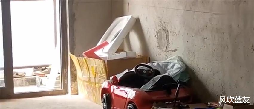 20岁姑娘买毛坯房不装修就入住,却认为比出租屋舒服?网友:赤贫