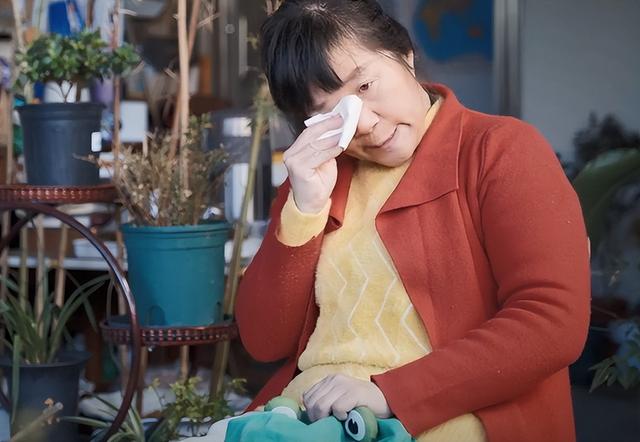 杨槠策|余秀华称江郎才尽不写诗了,再谈杨槠策时仍落泪,网友:猫哭耗子