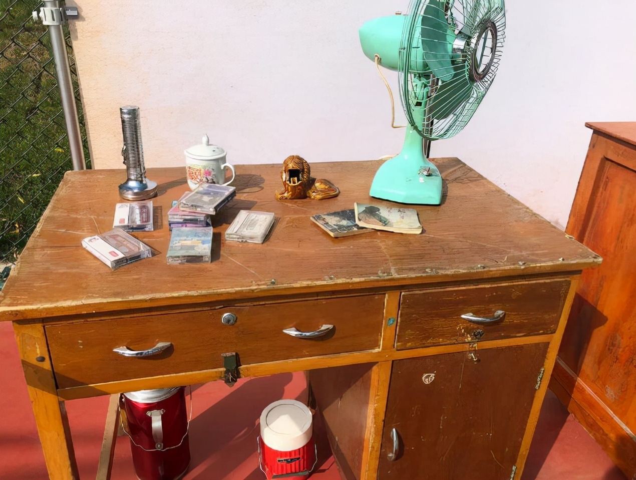 为什么过去的书桌上总压一块玻璃?原因都在这,和想象的完全不同