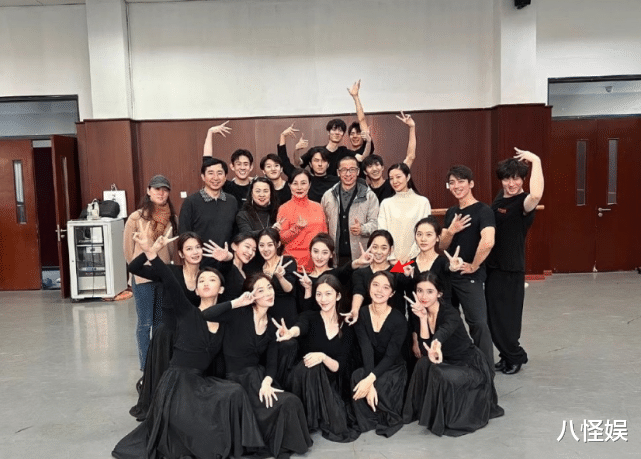 赵今麦|赵今麦同学晒中戏表演合照,麦麦素颜出镜颜值能打,人群中超惹眼