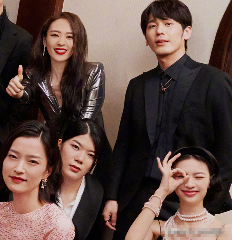 潜规则|这张合影违反了娱乐圈潜规则，不正常