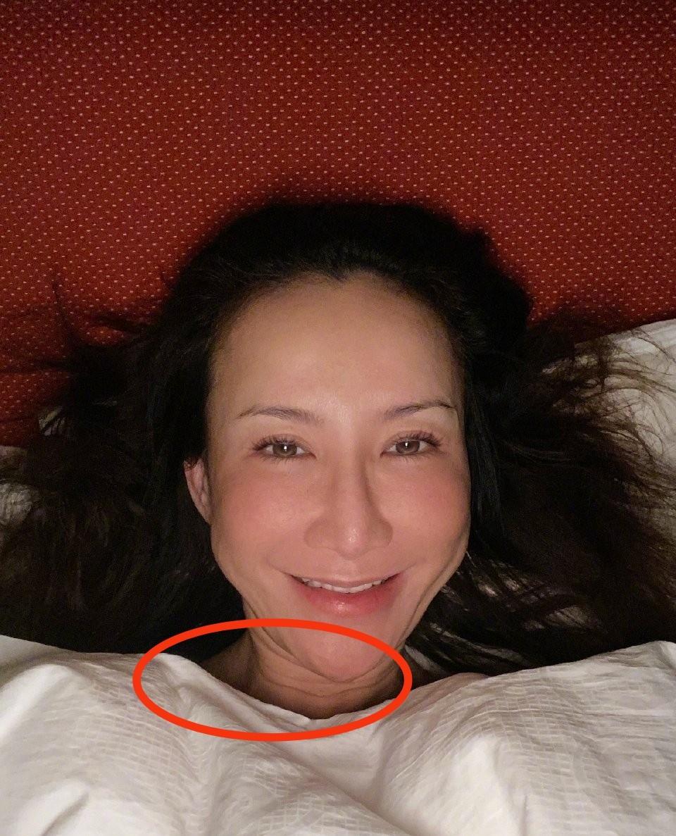 葵若菜|47岁李玟起床晒素颜照,脸色红润皮肤细腻,低头脖子褶皱对比明显